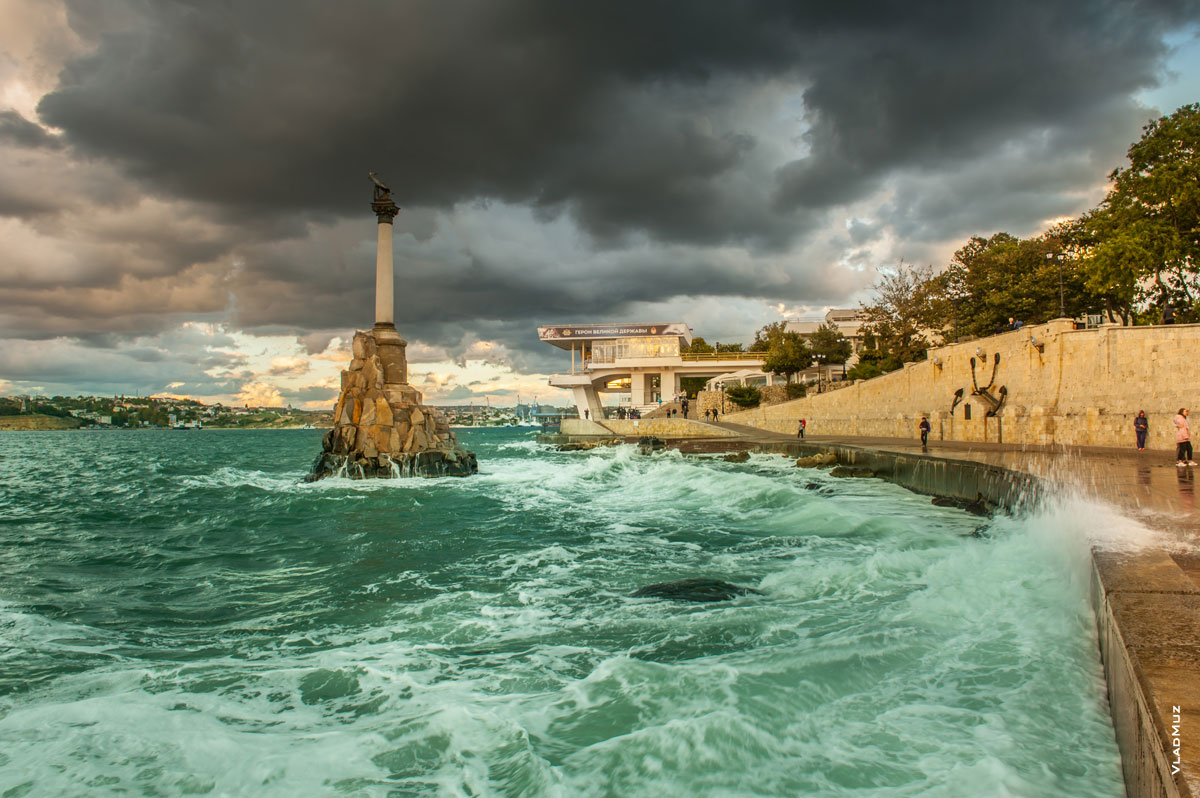 Фото шторма у Памятника затопленным кораблям в Севастопольской бухте