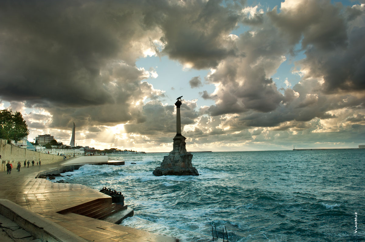 Фото грозового неба над Памятником затопленным кораблям в Севастопольской бухте