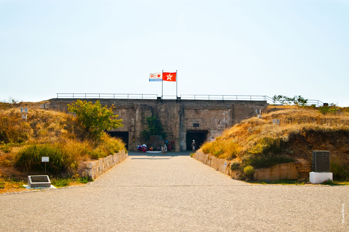 Два флага над входом в фортификационные артиллерийские сооружения 35-й береговой батареи в Севастополе