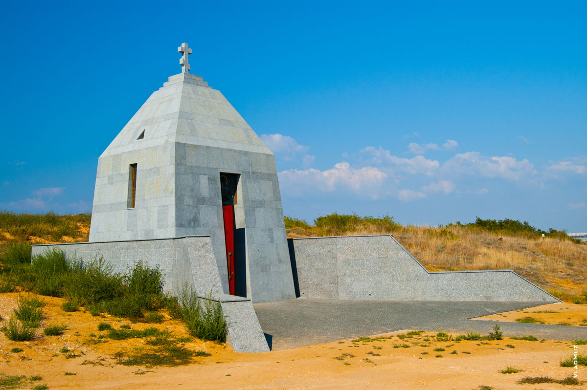 Рядом с этой галереей на берегу Черного моря стоит церковь в виде обелиска