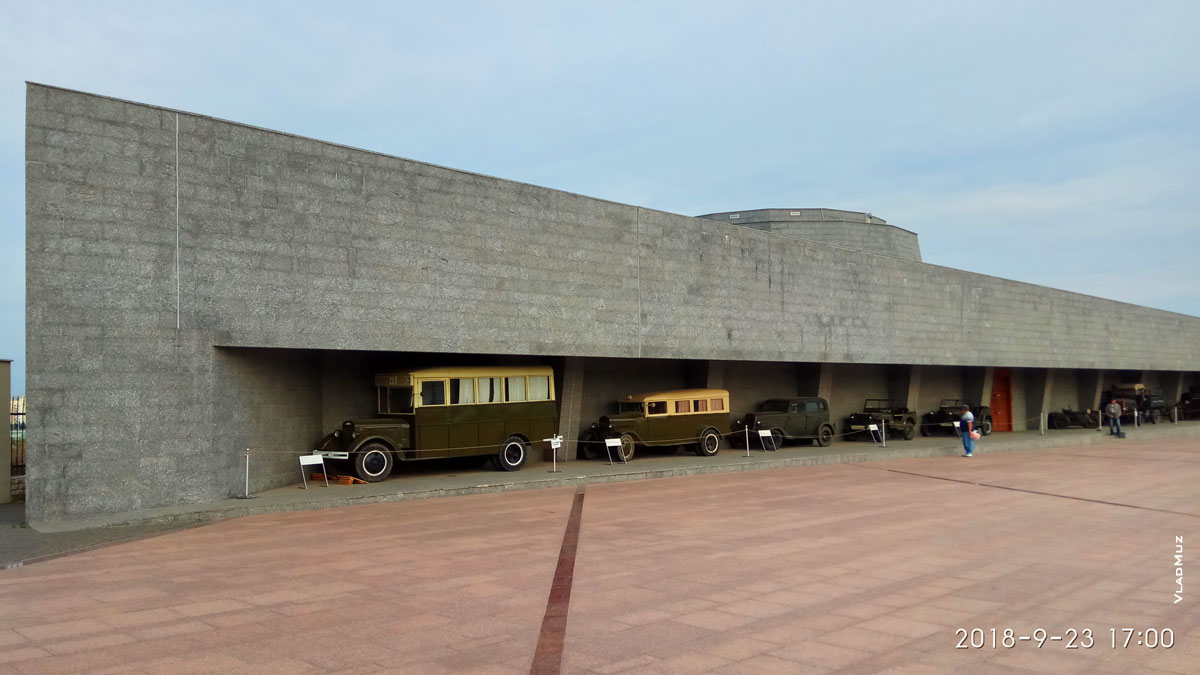 Военные автомобили в мемориальном комплексе «35 береговой батареи» в Севастополе