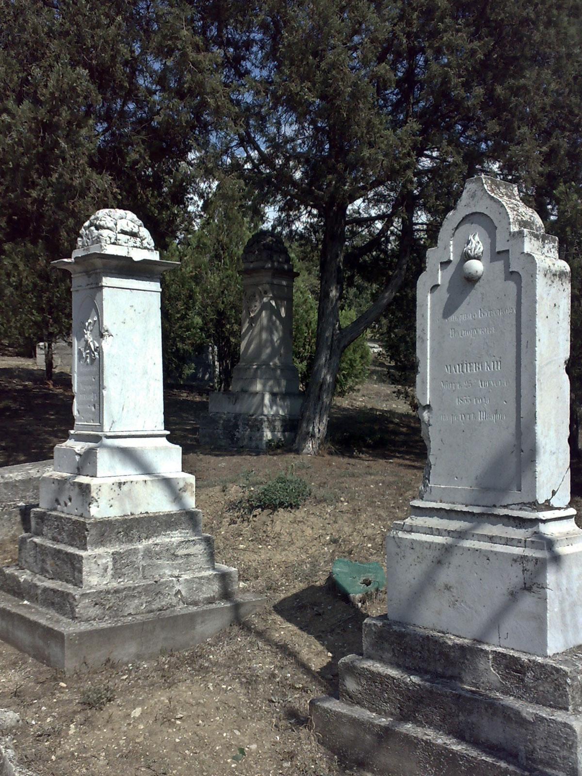 Многие надгробные памятники на Братском кладбище во время обороны Севастополя в 1941—1942 гг. были сильно повреждены