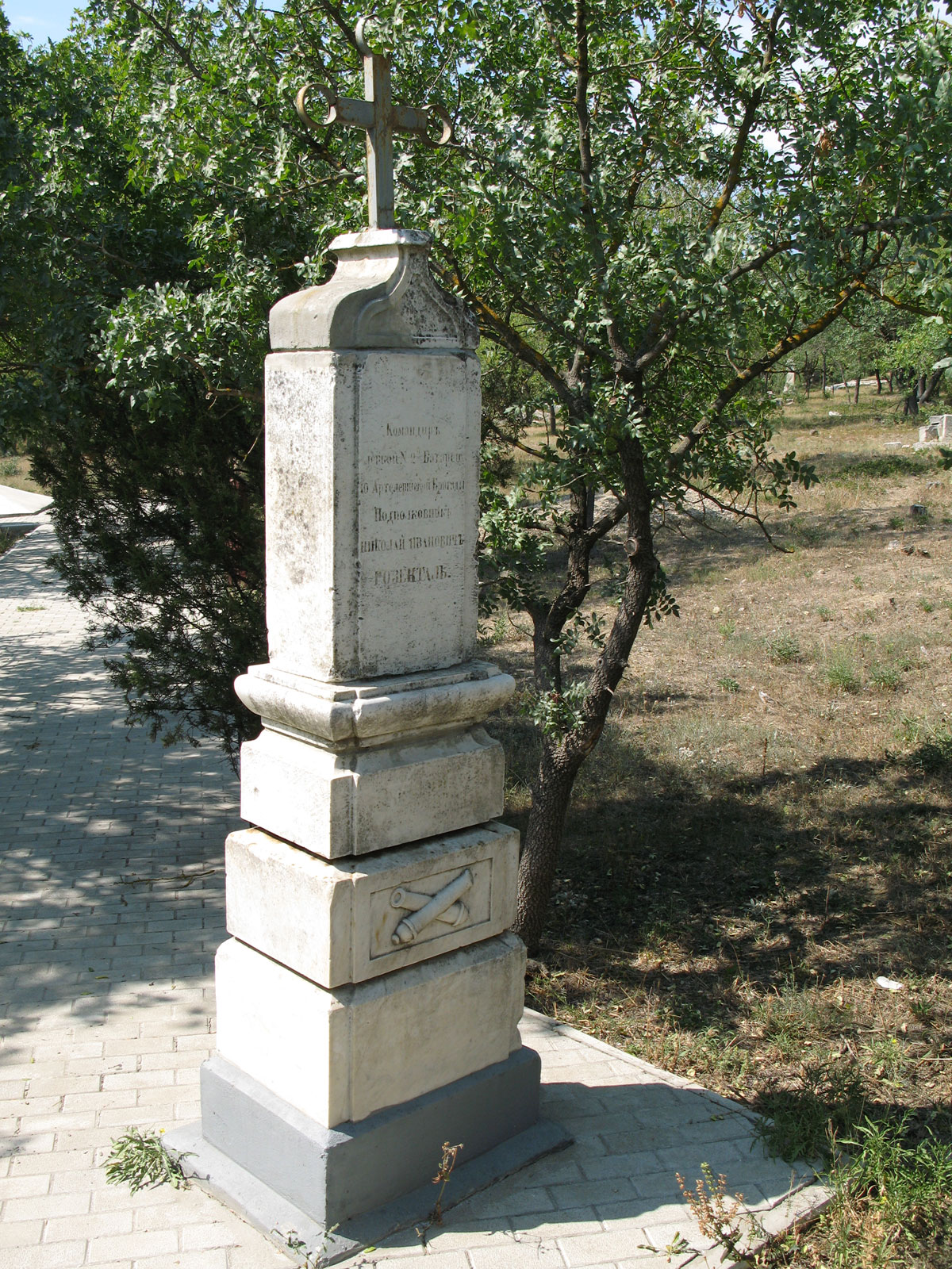 Надгробный памятник офицеру на Братском кладбище в Севастополе
