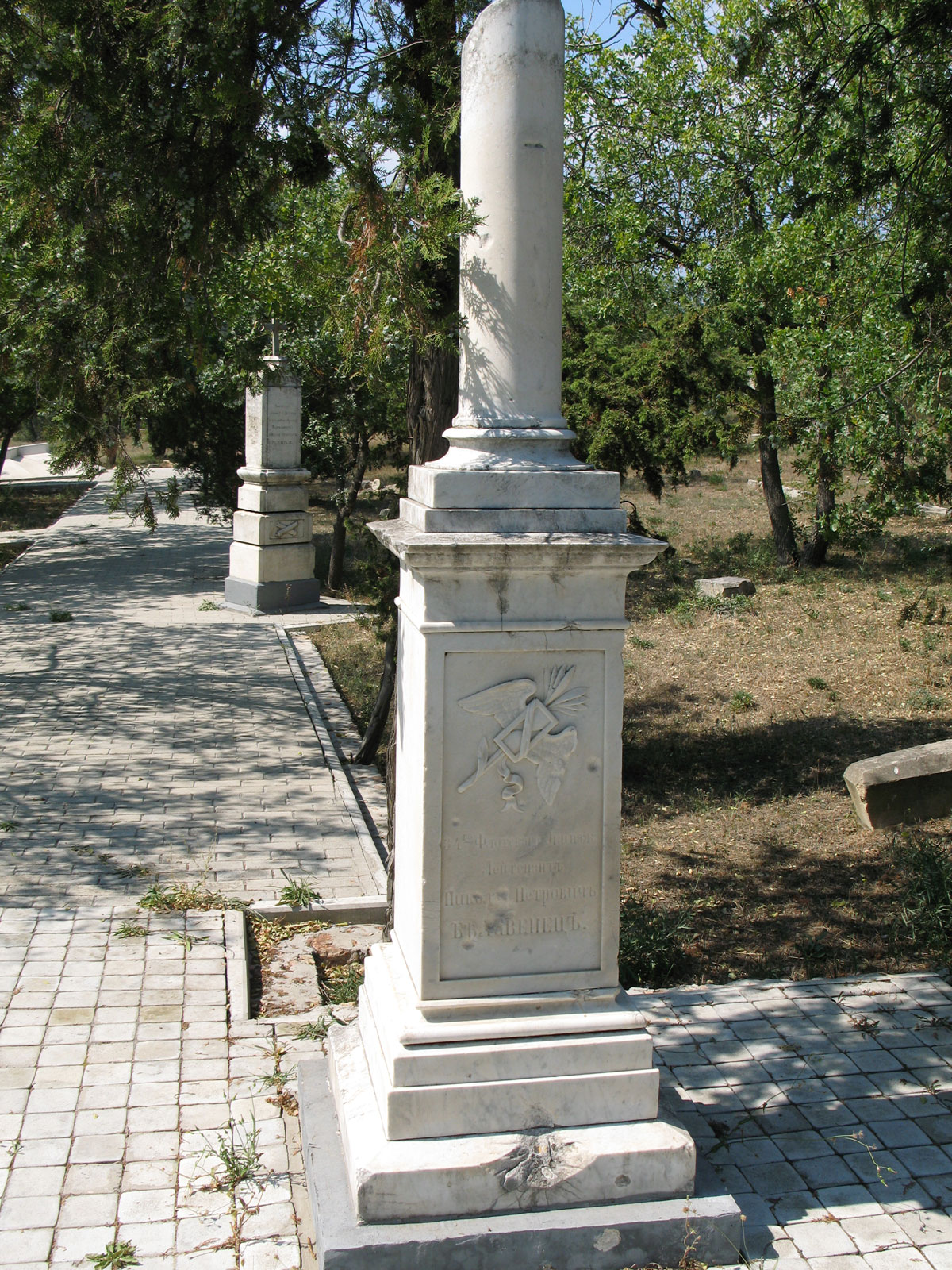 Надгробный памятник офицеру на Братском кладбище в Севастополе