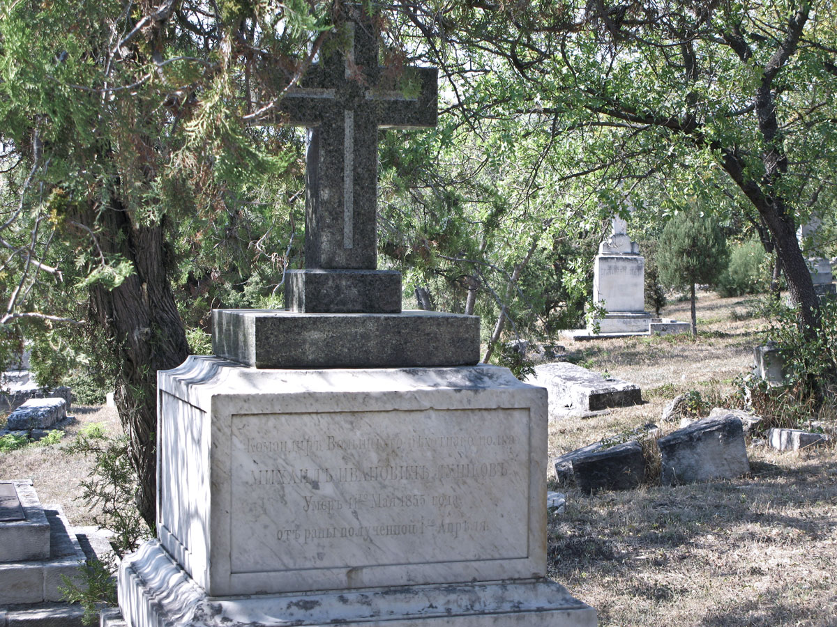 Надгробный памятник офицеру на Братском кладбище, павшему во время первой обороны Севастополя
