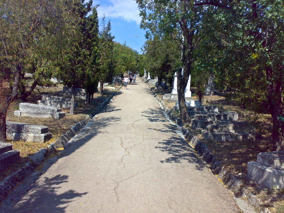Эта аллея на Братском кладбище в Севастополе ведет к Свято-Никольскому храму