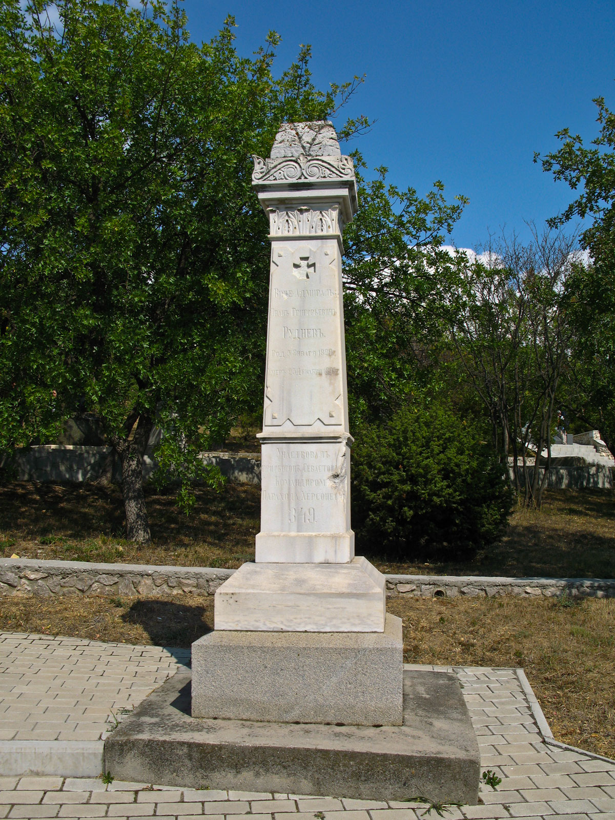 Памятник вице-адмиралу Рудневу И. Г. на Братском кладбище в Севастополе