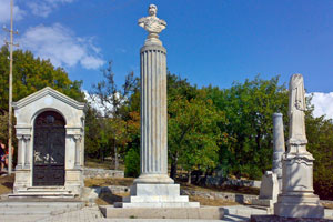 Братское кладбище и Свято-Никольский храм в Севастополе