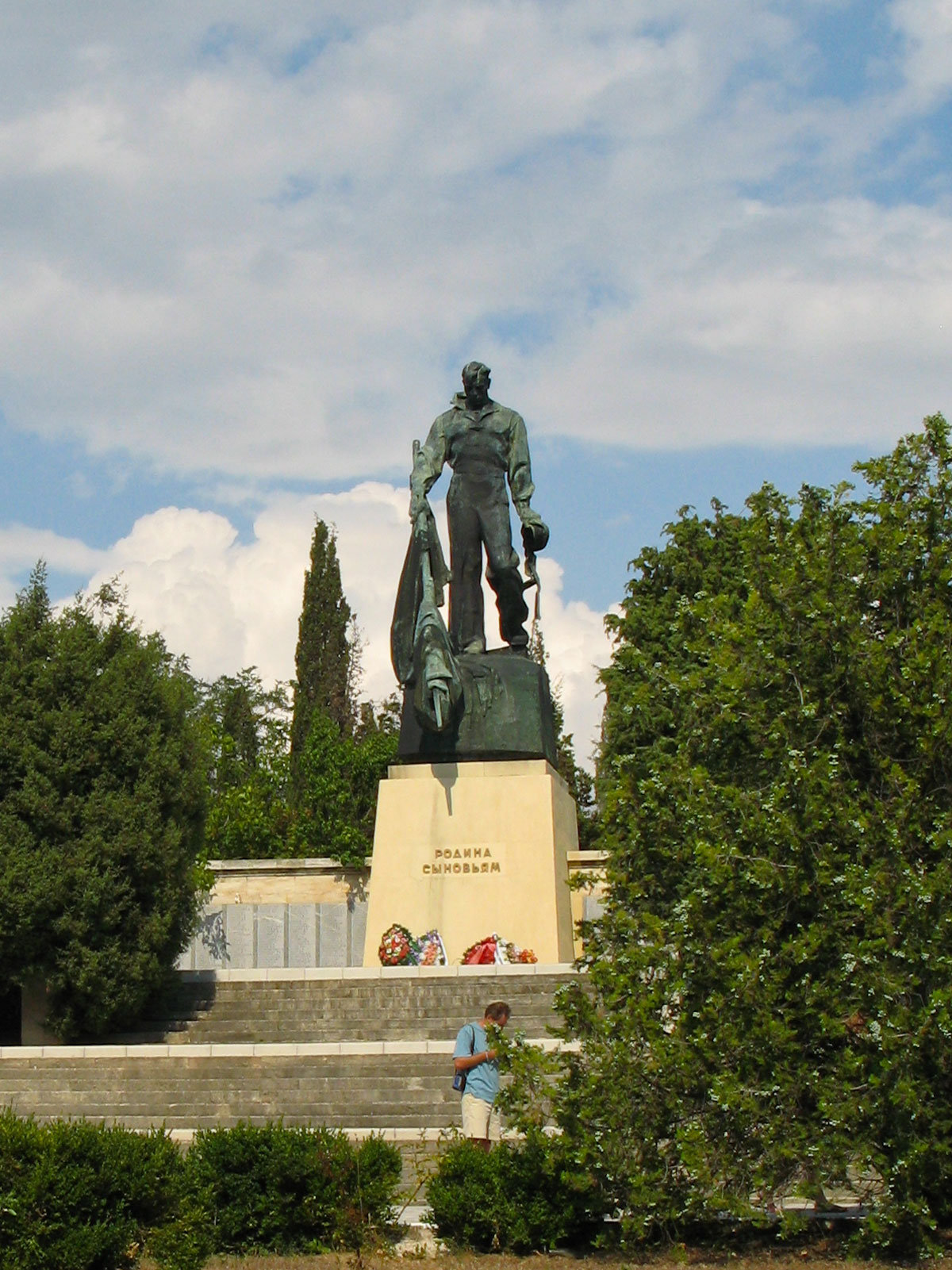 Памятник на Братском кладбище в Севастополе «Родина сыновьям»