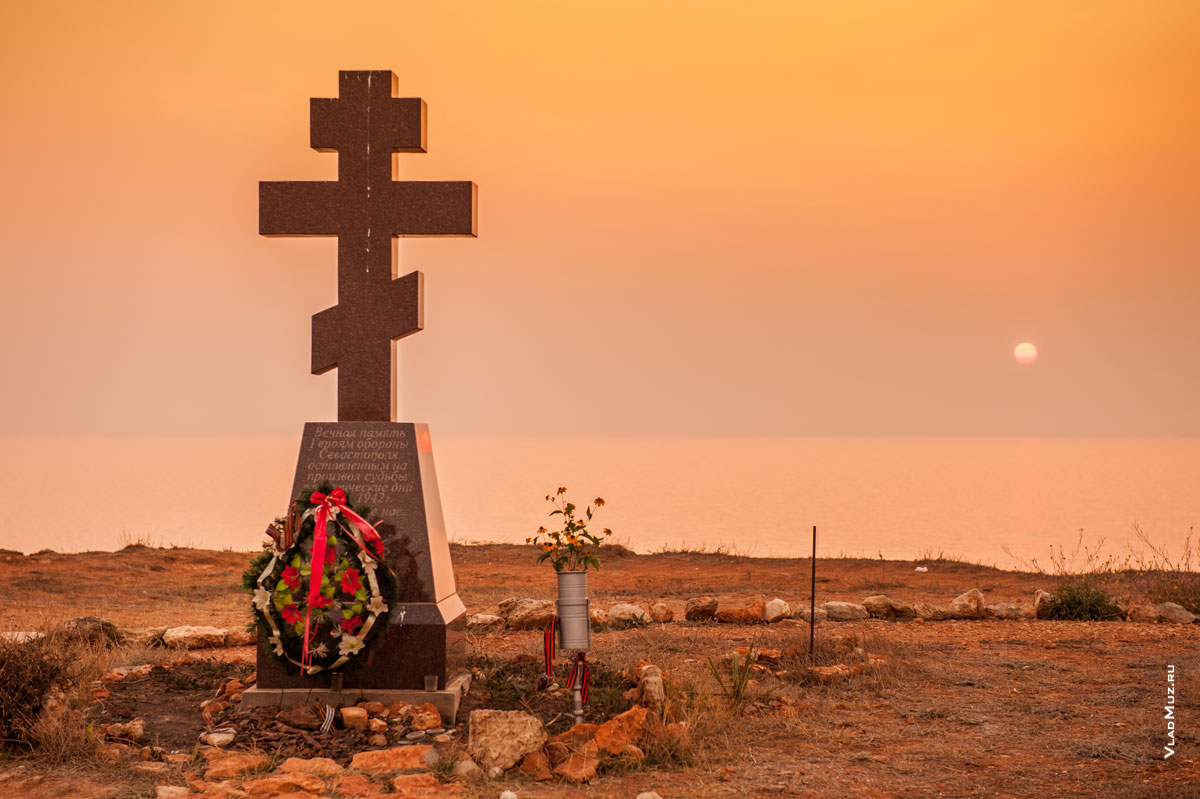 Крым, Севастополь: фото гранитного креста Героям обороны Севастополя на фоне заката