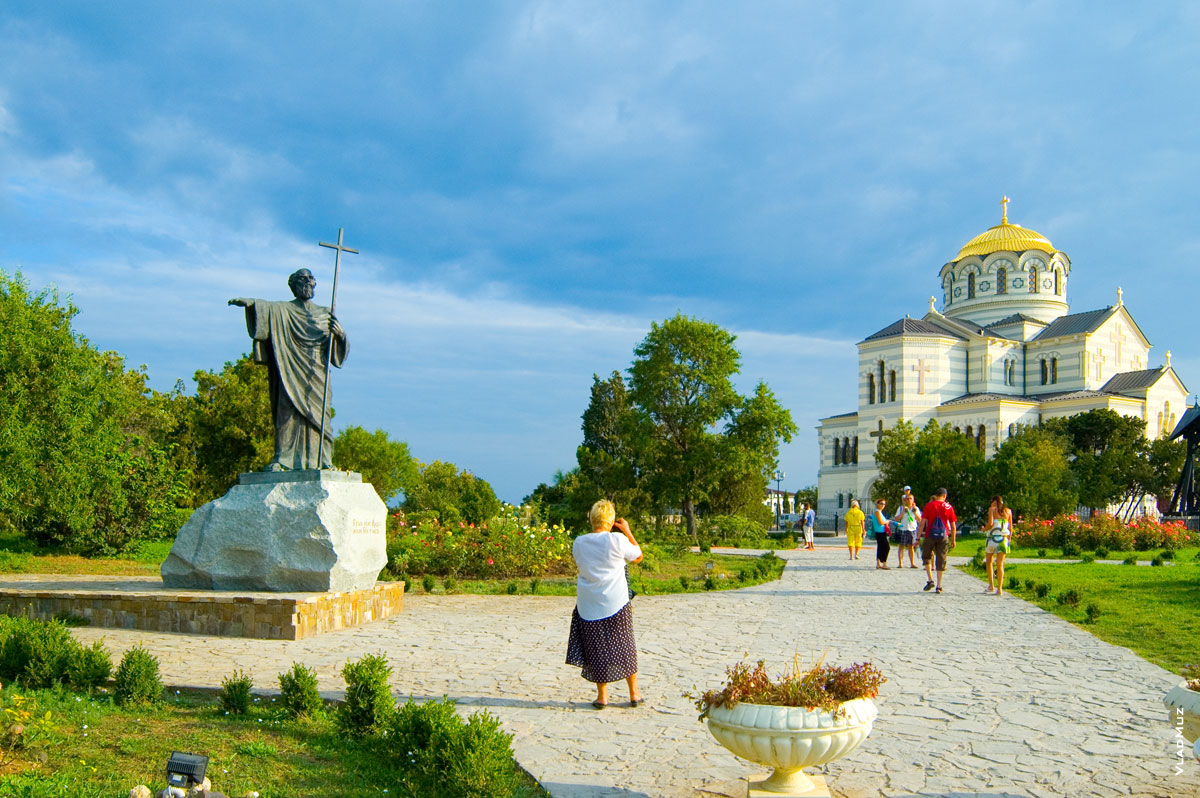 Фото Херсонеса: слева — памятник апостолу Андрею, справа — Владимирский собор