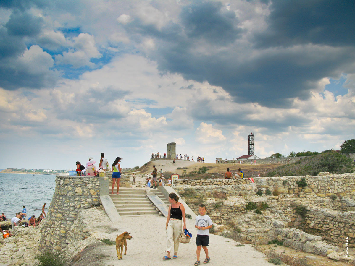 Фото окраины древнего Херсонеса у Черного моря. Слева внизу находится пляж