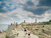 Фото городской окраины древнего Херсонеса, выходящей к Черному морю. Там слева внизу находится дикий пляж