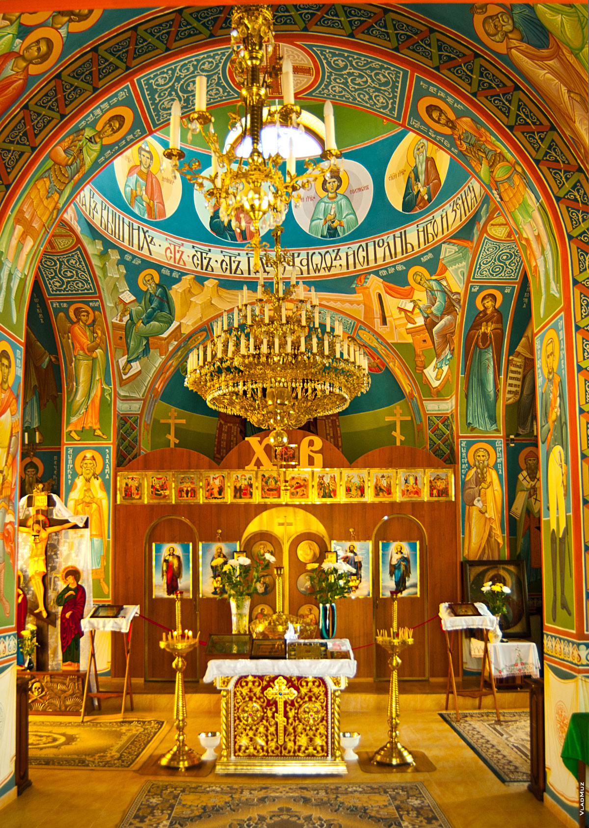 Фото церковного интерьера Свято-Георгиевского монастыря с разрешением 1940 на 2725 пикселей