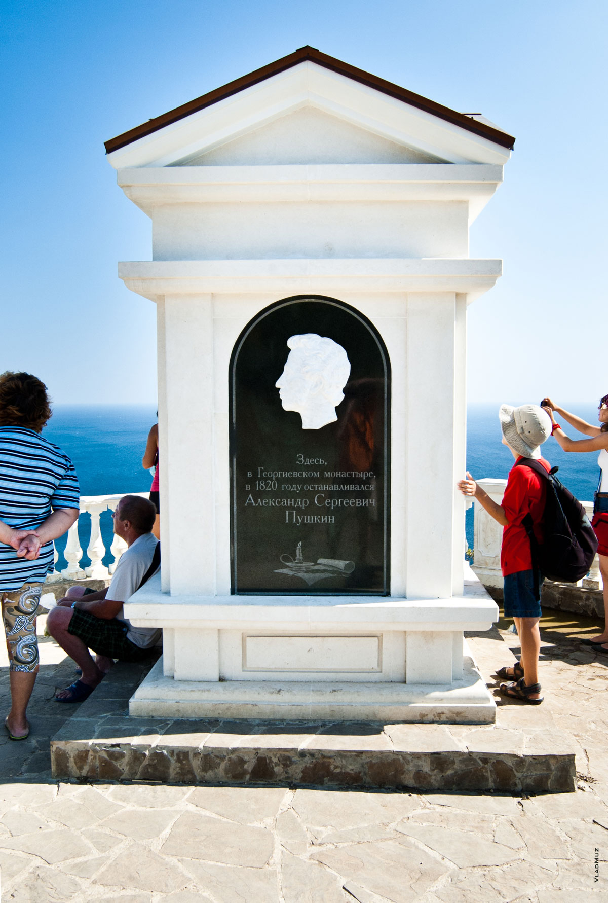 Фото доски на памятнике Пушкину с его профилем (мыс Фиолент, Крым)
