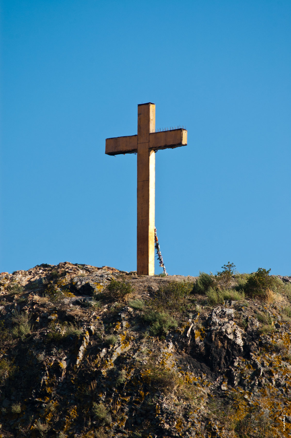 Фото металлического креста на скале святого Явления