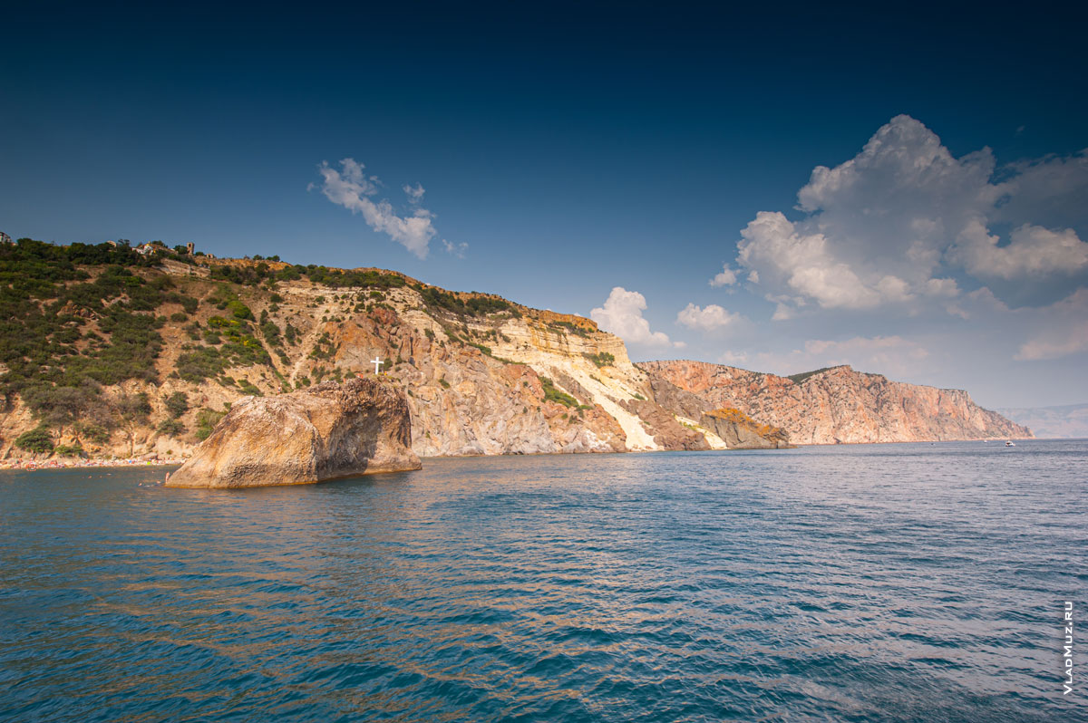 Фото скалы святого Явления с крестом на вершине на Фиоленте с моря