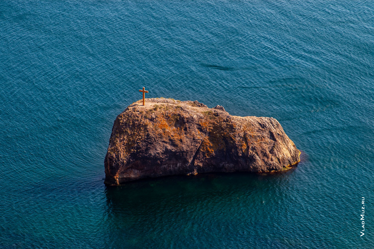 Фото Георгиевской скалы с крестом на вершине в Крыму, в Севастополе