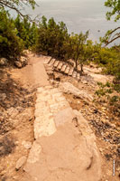 Фото каменных ступеней лестницы вниз к морю на Фиоленте
