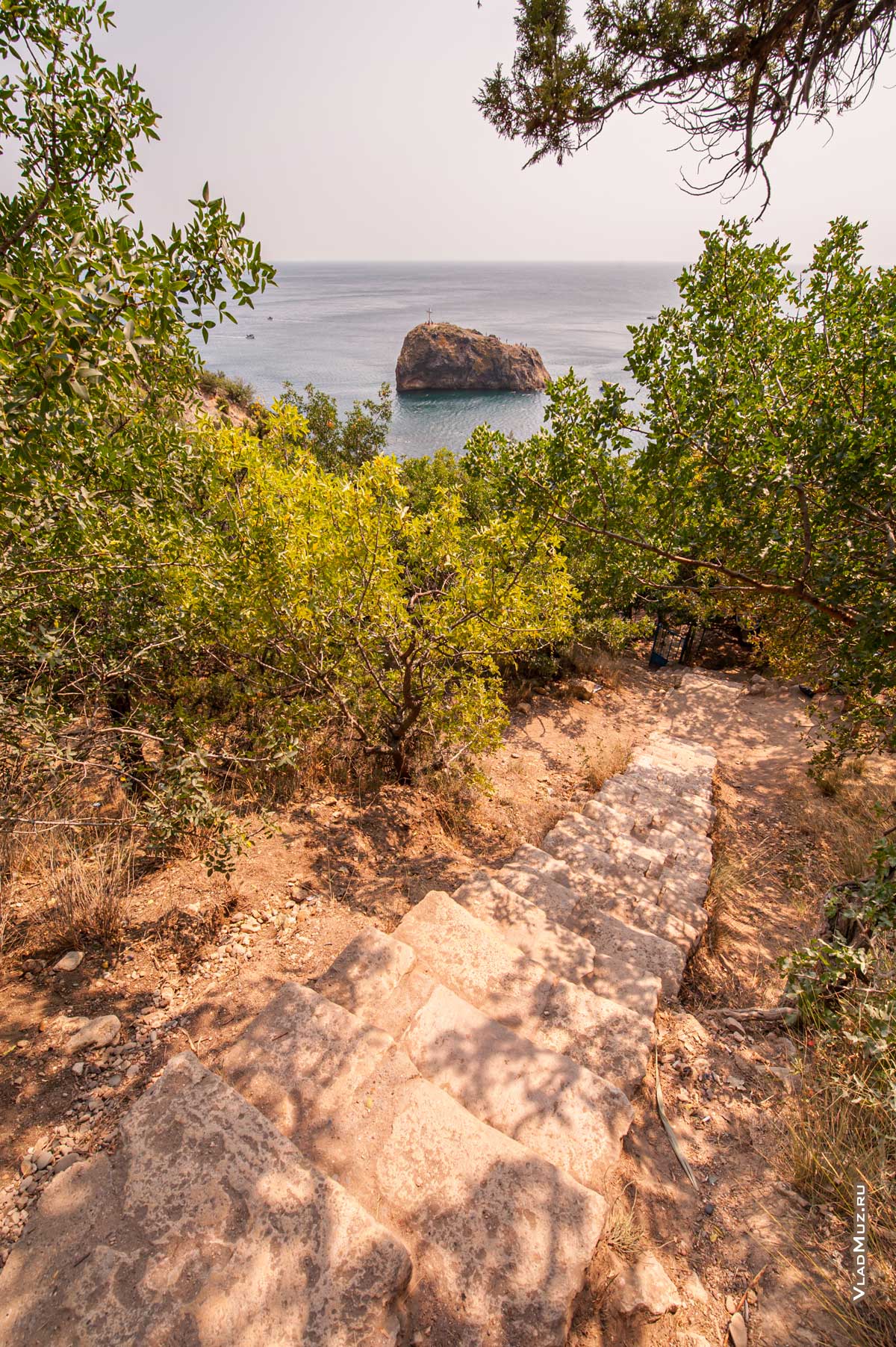 Крым, мыс Фиолент: фото с лестницы к морю скалы святого Явления с крестом на вершине