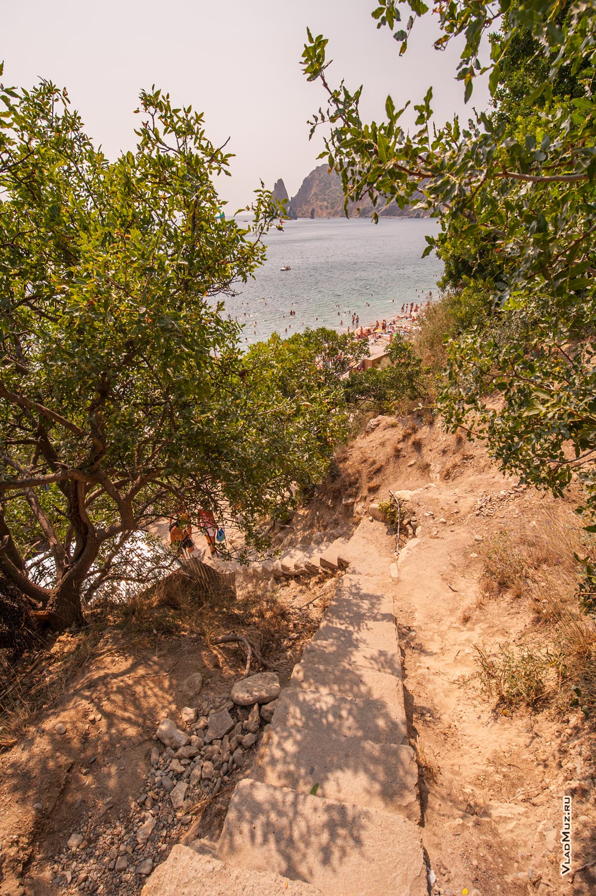 Крым, мыс Фиолент: фото лестницы к морю и Яшмового пляжа впереди