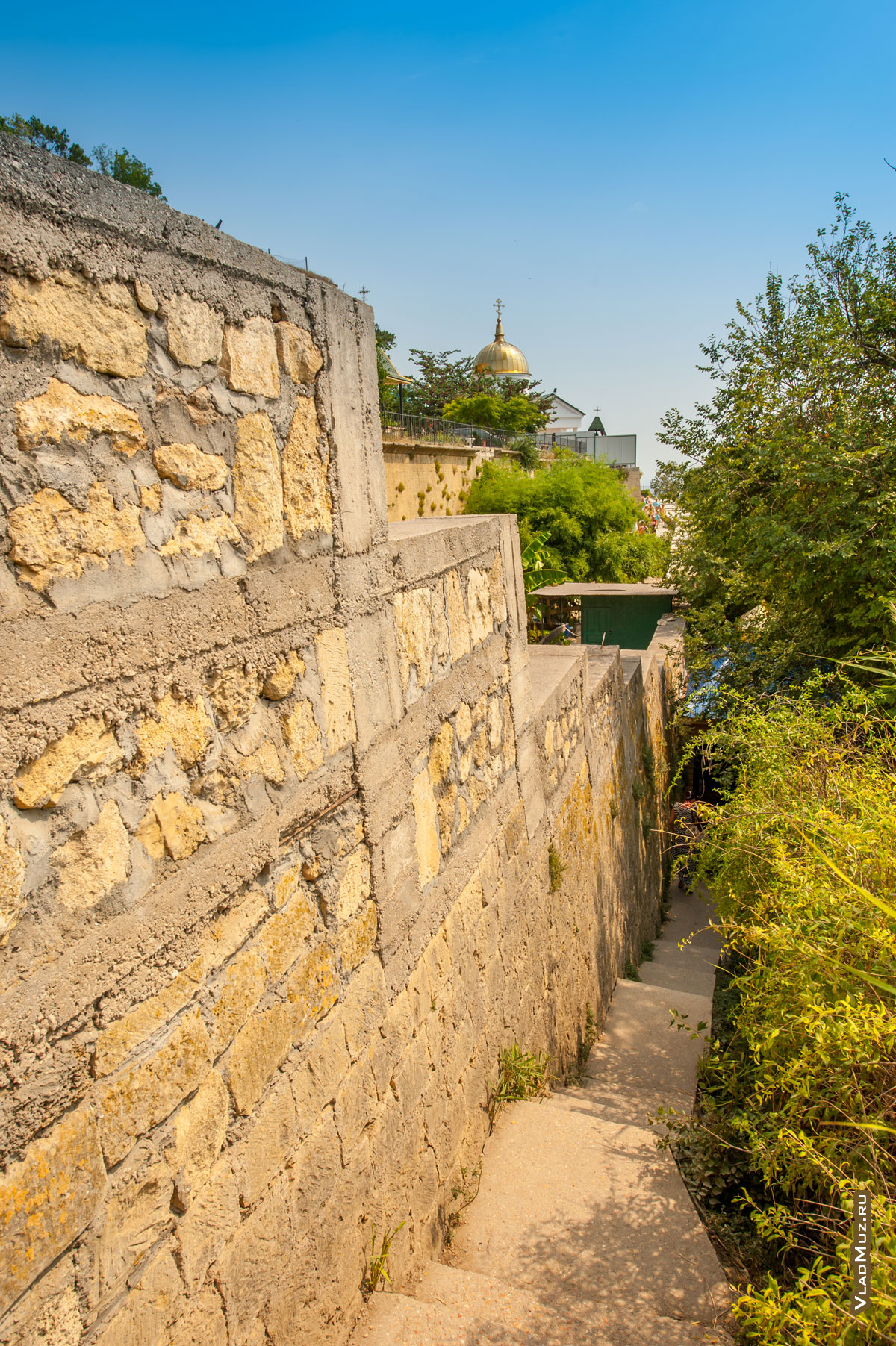 Крым, Севастополь, Фиолент: фото лестницы к морю вдоль стены Свято-Георгиевского монастыря, 2013 год