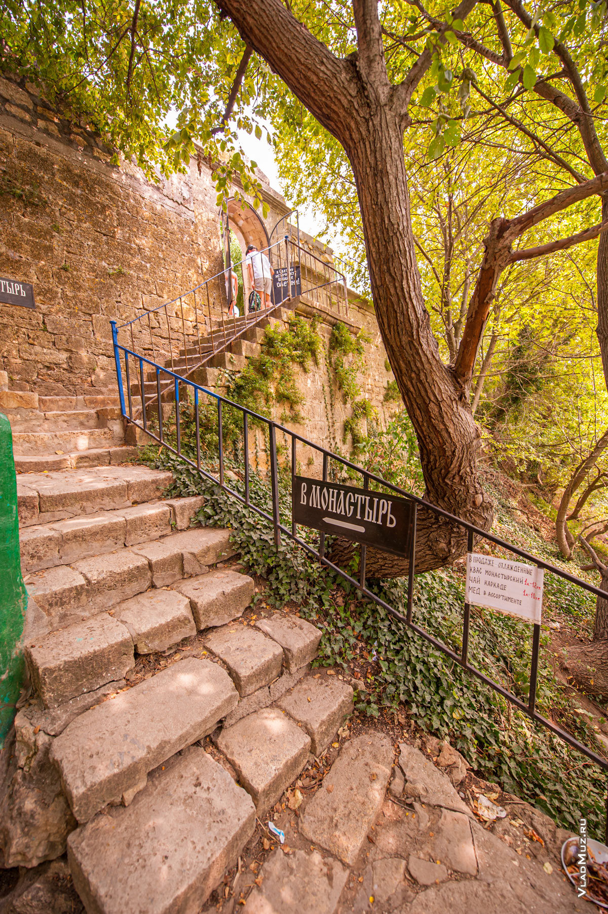 Крым, Севастополь, Фиолент: фото лестницы в Свято-Георгиевский монастырь, 2013 год