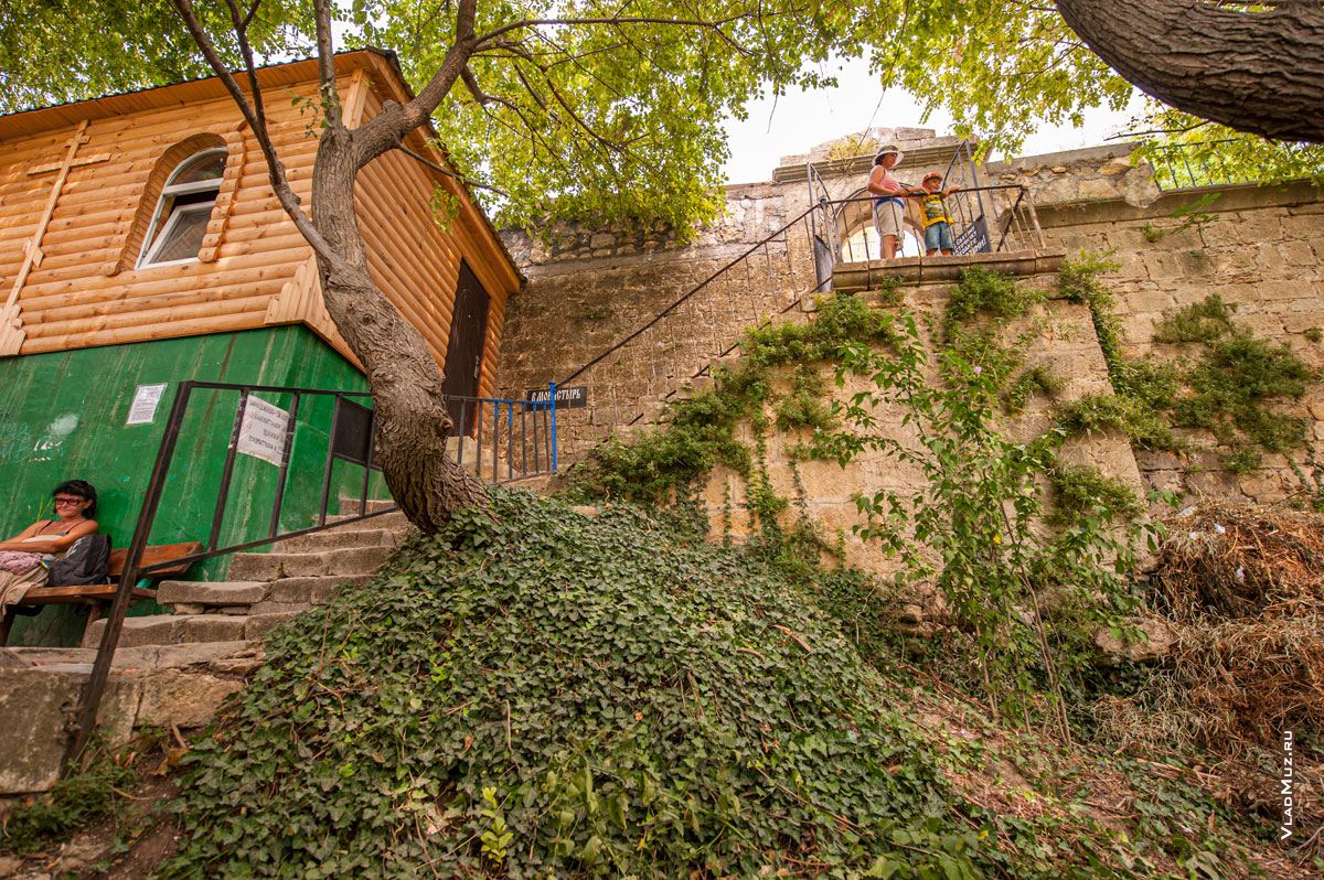Крым, Севастополь, Фиолент: фото входа в Свято-Георгиевский монастырь, 2013 год
