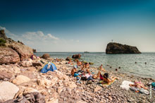 Мыс Фиолент в Севастополе: фото каменного берега Яшмового пляжа и скала святого Явления вдали