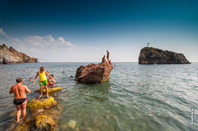 Крым, Севастополь, мыс Фиолент: фото камней в воде на Яшмовом пляжу и Георгиевской скалы