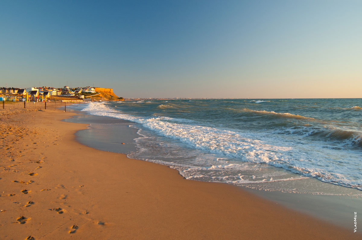 Фото песчаного побережья Черного моря в районе поселка Орловка. Море штормит