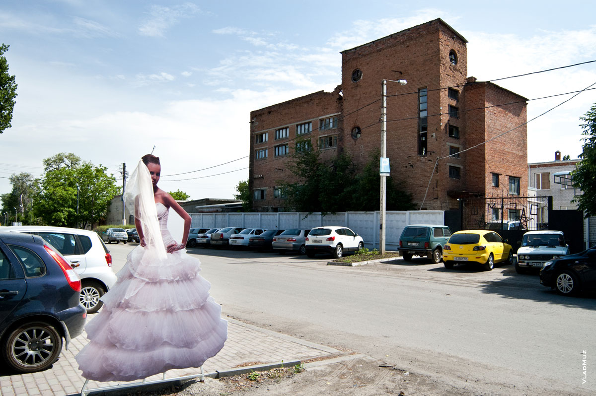 Девушка в свадебном платье на фоне городских пейзажей города Шахты