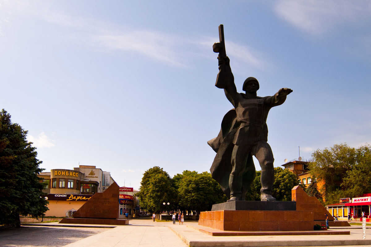 «Солдат» — монумент на площади 40-летия Победы. За ним — Донбасс