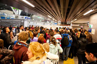 Олимпиада «Сочи 2014» для всех приезжающих на вокзал Адлера начинается с очередей за билетами и паспортами болельщиков