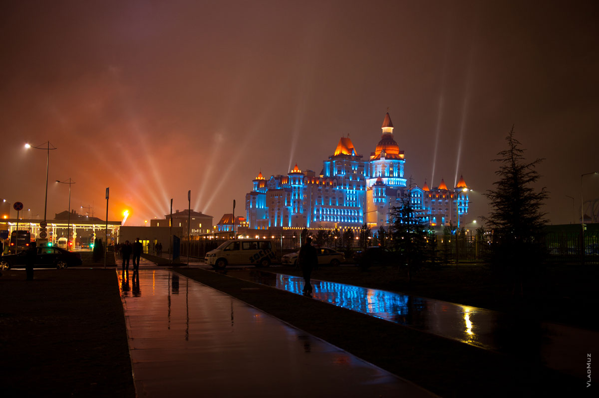 Фото гостиницы «Богатырь» с подсветкой ночью со стороны Олимпийского проспекта Сочи