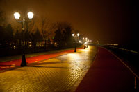 Ночной вид Имеретинской набережной Адлера в противоположную сторону