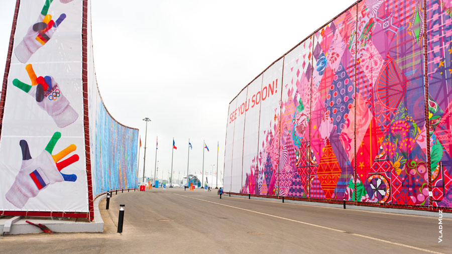 Фото растяжек с рекламой между Авантплощадью и Олимпийской площадью в Олимпийском парке «Сочи 2014»