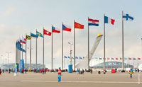 Фото флагов стран-участниц Олимпийских игр «Сочи 2014» на фоне Олимпийского огня