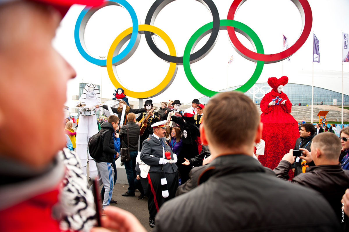 Фото ряженных артистов у Олимпийских колец в парке Сочи
