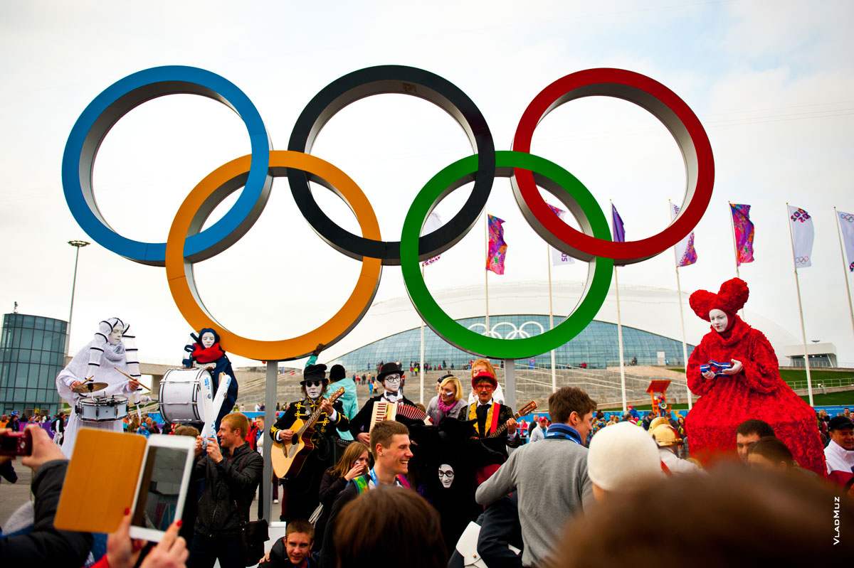 Фото артистов, развлекающих и веселящих посетителей Олимпийского парка Сочи