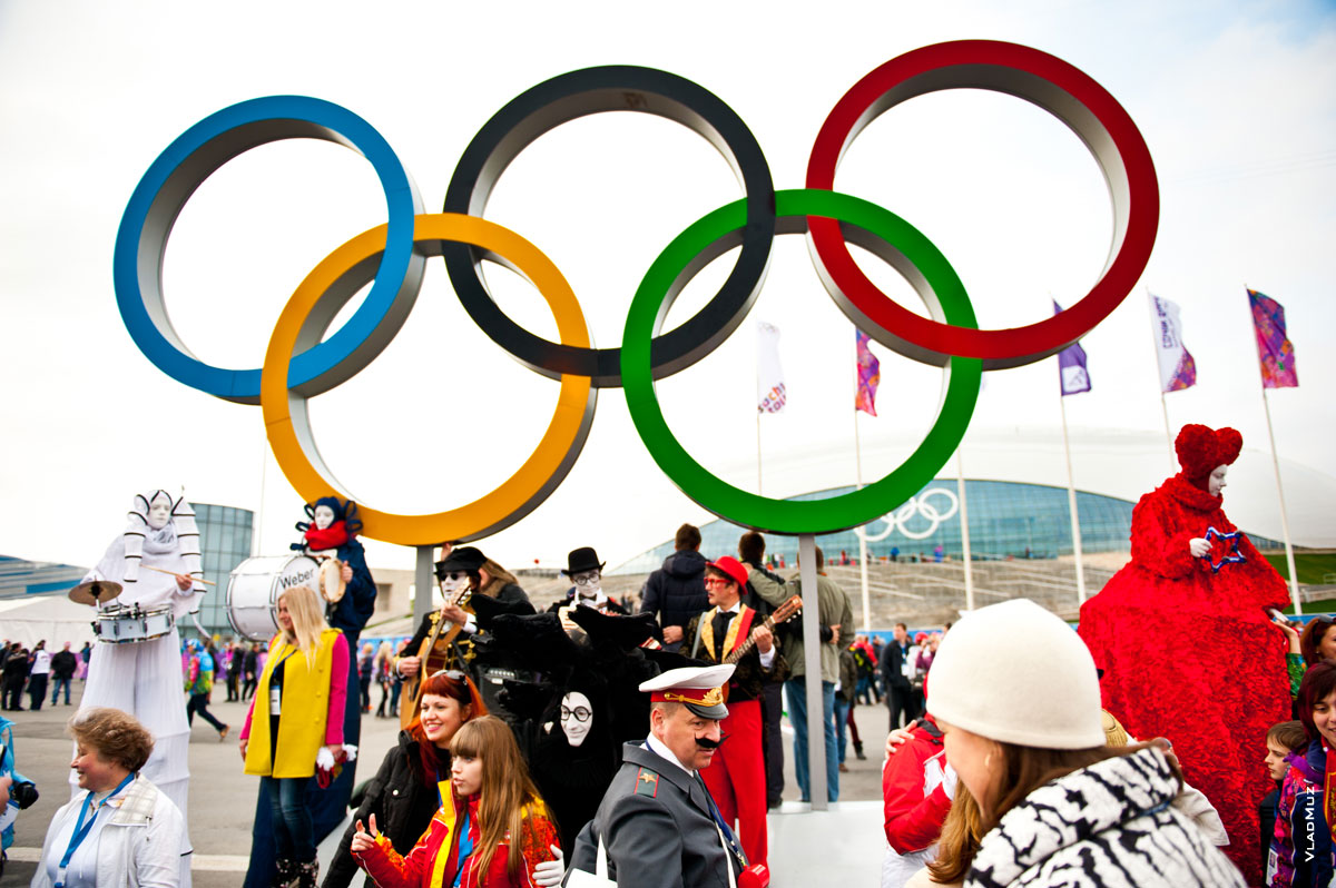 Фото комиков, музыкантов, артистов на ходулях в Олимпийском парке «Сочи 2014»