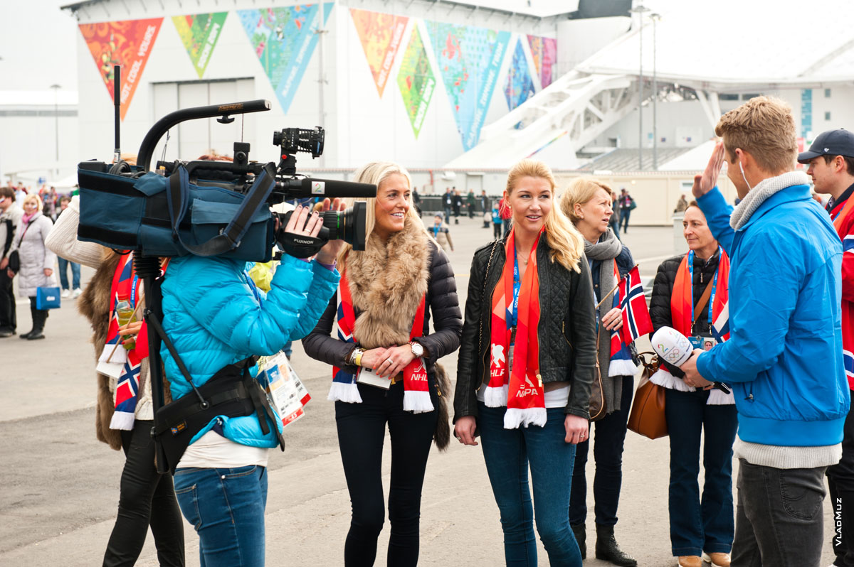 Фото иностранных телевизионщиков и болельщиц НХЛ в Олимпийском парке «Сочи 2014»