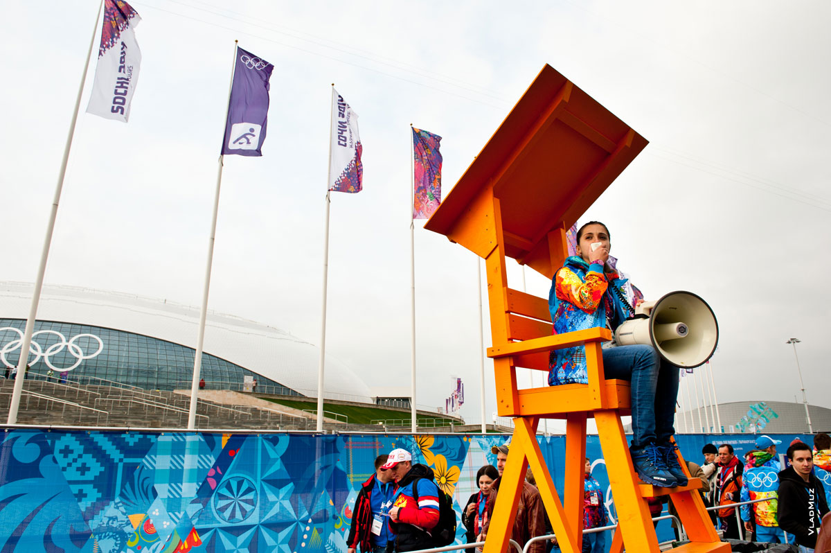Фото девушки на входе в Большой ледовый дворец в Олимпийском парке, завлекающей посетителей