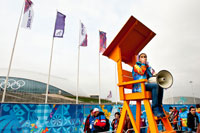 Девушка на входе в Большой ледовый дворец в Олимпийском парке прикольно завлекает посетителей