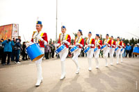 Девушки-гусары маршируют по барабаны на Олимпийской площади