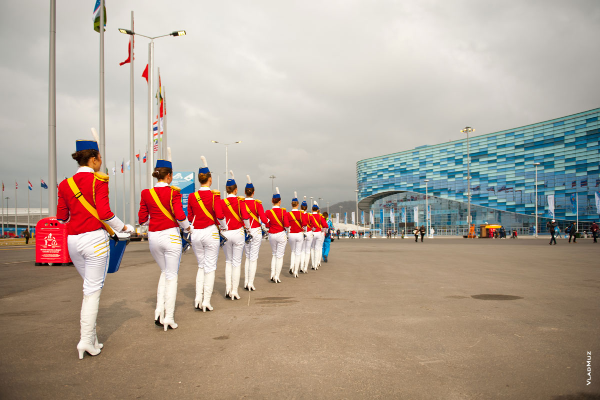 Фото колонны девушек-гусаров, идущих к «Айсбергу» в Олимпийском парке «Сочи 2014»