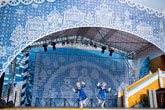 На концертной площадке, рядом с резиденцией Деда Мороза, танцуют девчонки