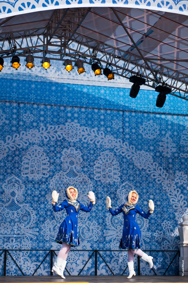 Фото танцующих девушек на концертной площадке, рядом с резиденцией Деда Мороза, в Олимпийском парке «Сочи 2014»