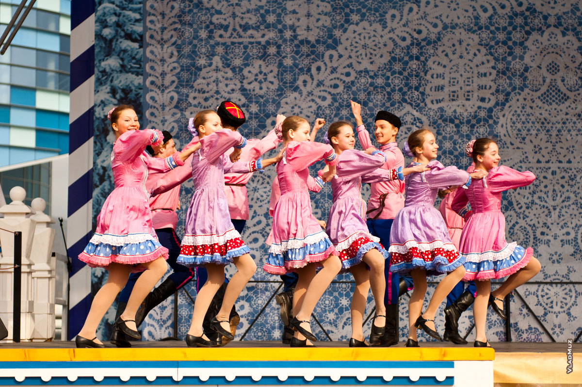Фото танцевальных коллективов на сцене, рядом с резиденцией Деда Мороза, в Олимпийском парке «Сочи 2014»