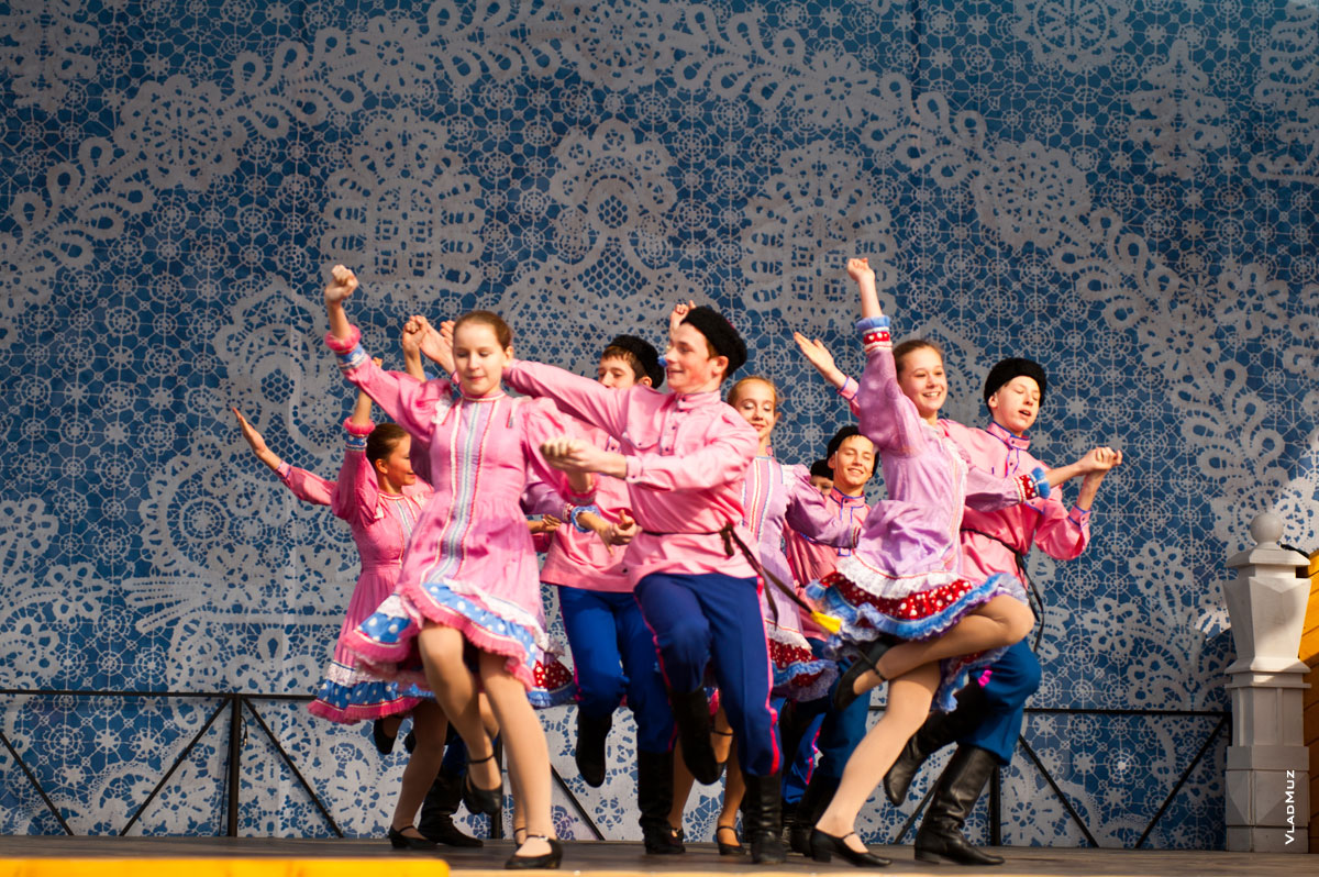 Фото плясок и танцев на сцене рядом с резиденцией Деда Мороза, в Олимпийском парке «Сочи 2014»